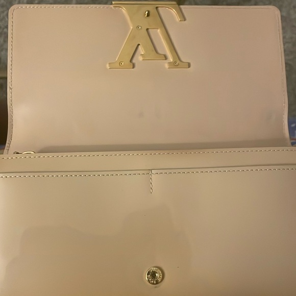 Pre-loved Louis Vuitton Patent Louise Wallet Dune - Picture 5 of 9